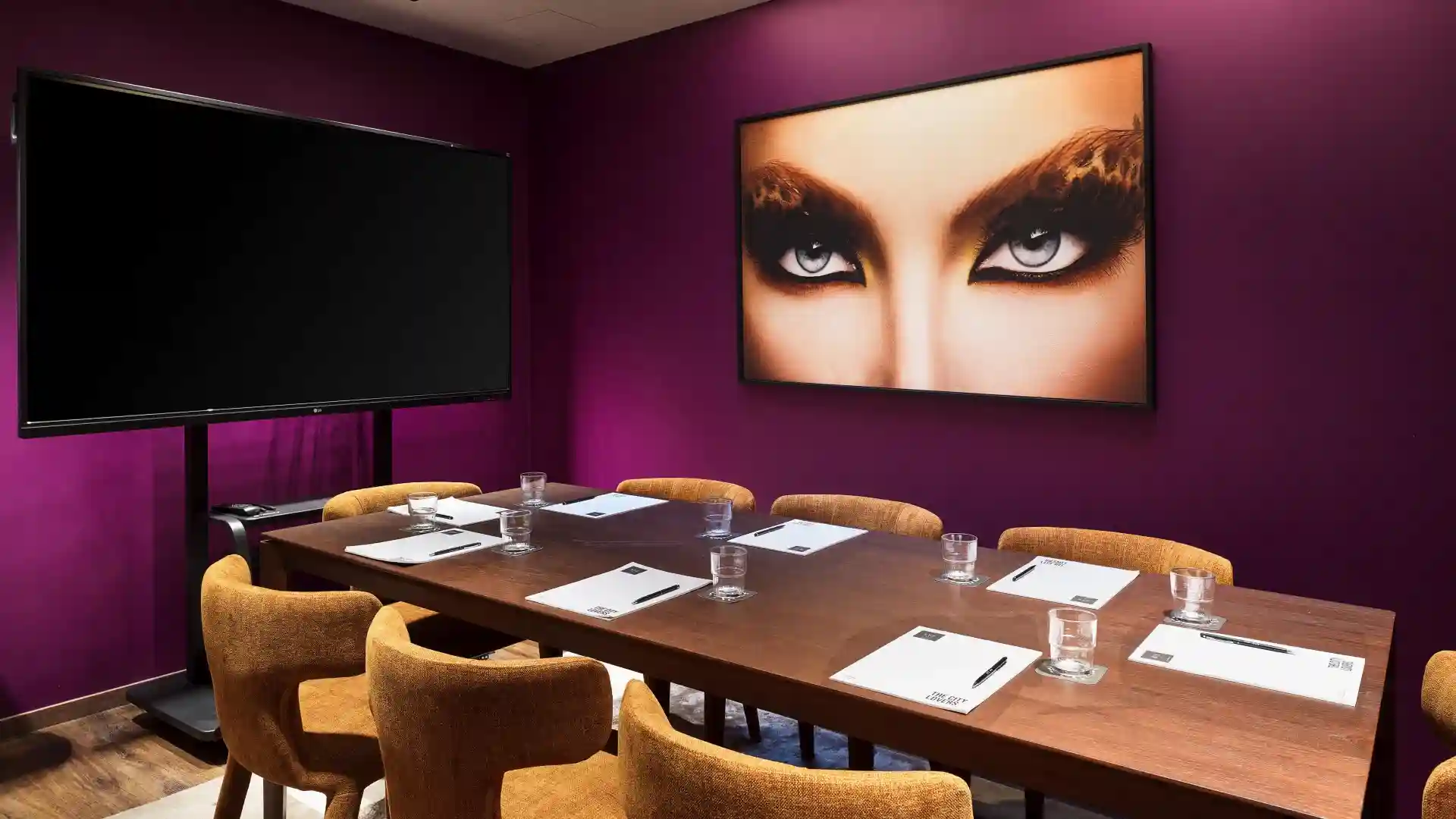 $coWorkingStationPhotoAlt